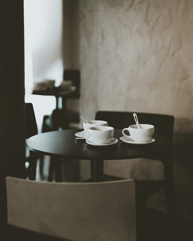 Kleiner runder Tisch mit Kaffeetassen